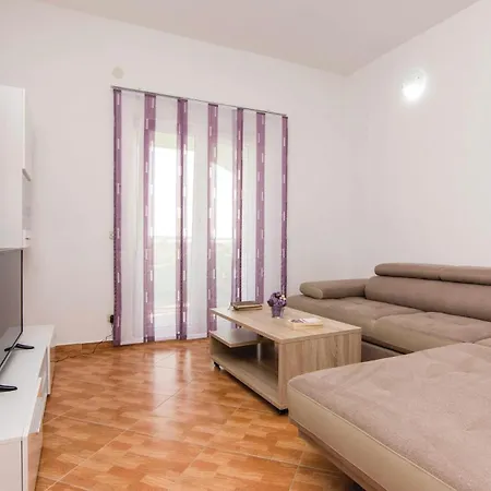 Stunning In Casa de Férias Pakoštane