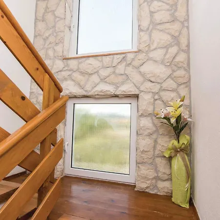 Stunning In Casa de Férias Pakoštane