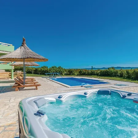 Vikendica Beautiful In With Jacuzzi *