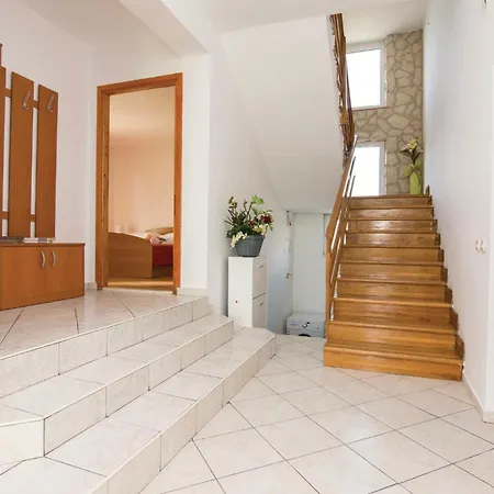 Beautiful In With Jacuzzi Holiday home